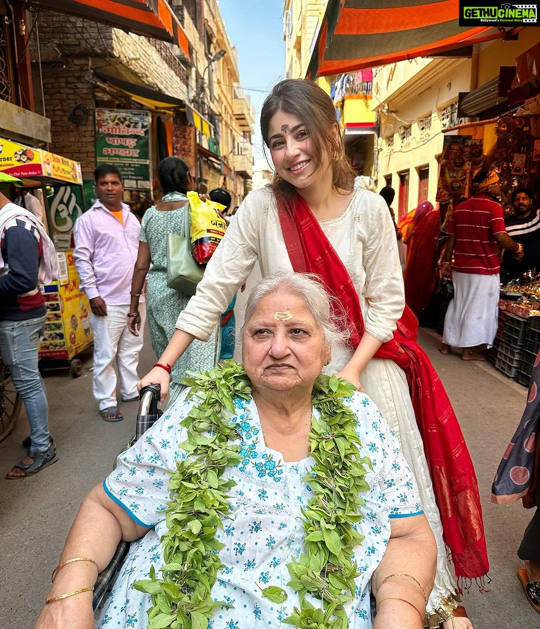 Aditi Bhatia Instagram - बनारस ❤️ Kashi Vishwanath Temple