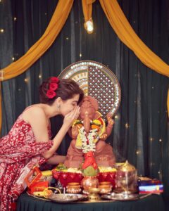 Aditi Bhatia Instagram - Bappa & Modak time 🙏🏻✨🐾👵🏼🫶🏻

📸 : @dieppj 
wearing @bunaai ♥️