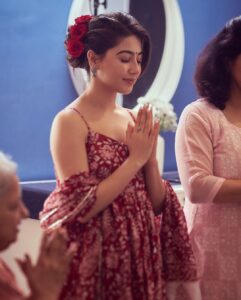 Aditi Bhatia Instagram - Bappa & Modak time 🙏🏻✨🐾👵🏼🫶🏻

📸 : @dieppj 
wearing @bunaai ♥️