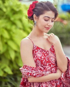 Aditi Bhatia Instagram - Bappa & Modak time 🙏🏻✨🐾👵🏼🫶🏻

📸 : @dieppj 
wearing @bunaai ♥️