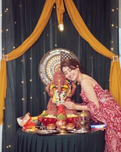 Aditi Bhatia Instagram - Bappa & Modak time 🙏🏻✨🐾👵🏼🫶🏻

📸 : @dieppj 
wearing @bunaai ♥️