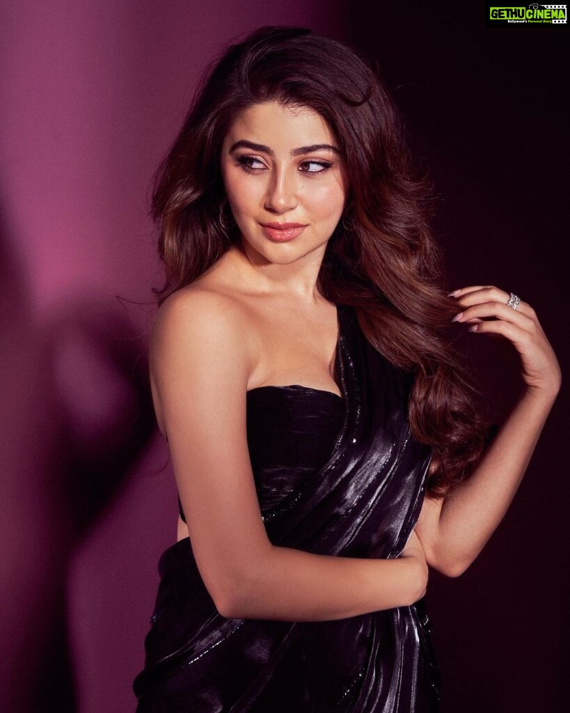 Aditi Bhatia Instagram - you cannot change the cards you’re dealt, just the way you play the hand 🃏🪄 Last night for Lokmat Awards 🖤 MUA : @dellsi.mody Hair by : @shreyakiritmakeupandhair Shot by @dieppj Styled by @stylebykayal outfit @kalkifashion jewelry by @darshanaasanjanaajewellers heels by @londonrag_in assisted by @yashtikaasharmaa