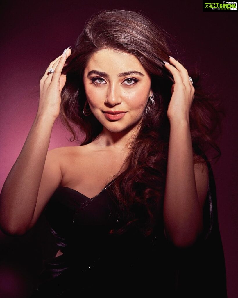 Aditi Bhatia Instagram - you cannot change the cards you’re dealt, just the way you play the hand 🃏🪄 Last night for Lokmat Awards 🖤 MUA : @dellsi.mody Hair by : @shreyakiritmakeupandhair Shot by @dieppj Styled by @stylebykayal outfit @kalkifashion jewelry by @darshanaasanjanaajewellers heels by @londonrag_in assisted by @yashtikaasharmaa