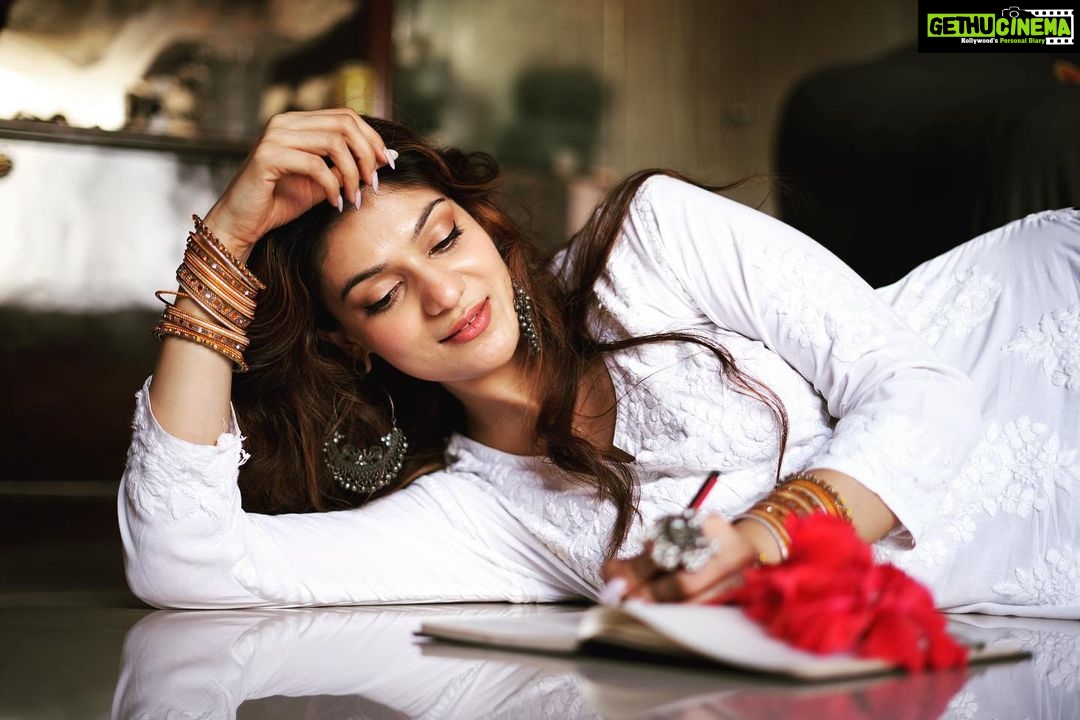 Aditi Gautam Instagram - Jaise khilta gulaab ๐น . . . . . . . . #bollywood #actorslife #actor #shoot #conceptshoot #trending #exploremore #love #diary #whitekurta #writing #rose #outfitoftheday #picoftheday #viralpost #aditigautam