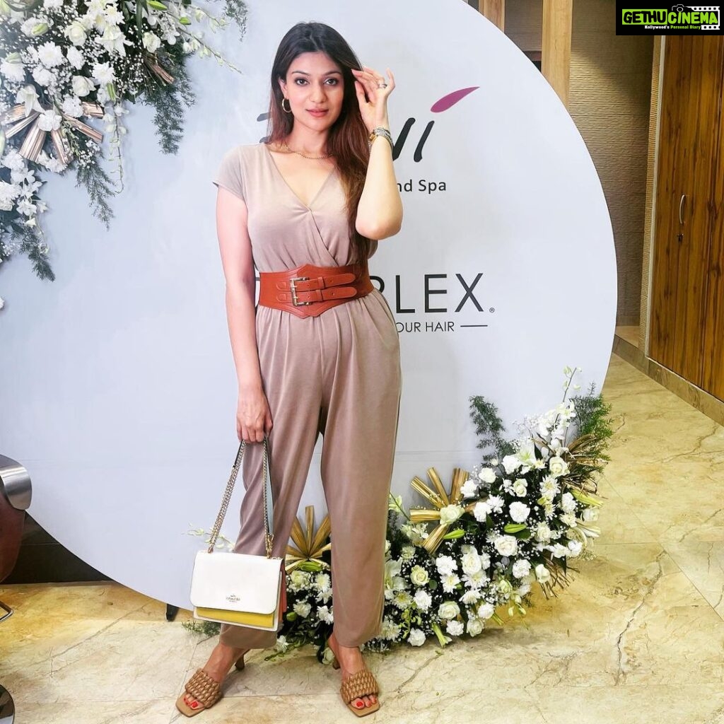 Aditi Gautam Instagram - Who doesn’t like a good hair day! Enjoyed a super indulgence day with @envisalonspa @olaplexindia 💕 thank you @jasleensabharwal for hosting a fab event 🤗 . . . . . . #event #hair #spaday #salon #selfcare #selflove #instadaily #instagood