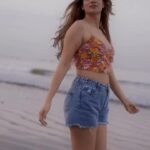 Aditi Gautam Instagram – Main zameen tu asmaan 🌹
.
.
.
.
.
.
#sunsetaddict #sunsetting #lovesunsets #beach #mumbaibased #mumbaibloggers #mumbai