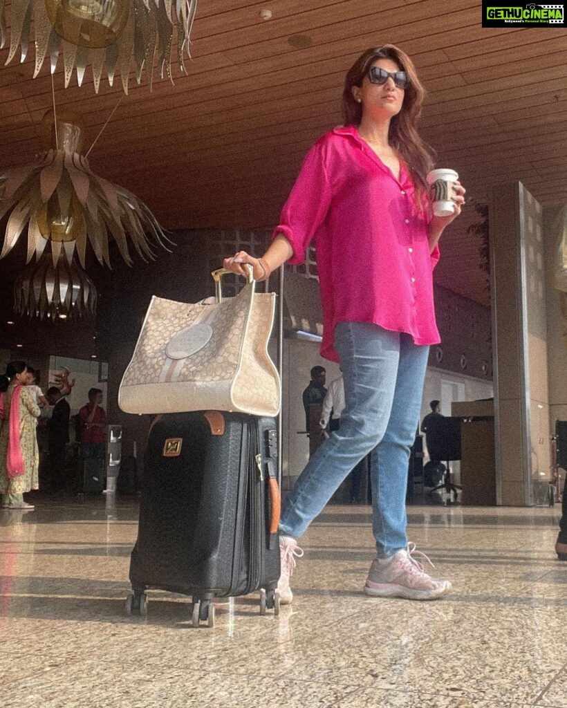 Aditi Gautam Instagram - ✈️ . . . . . . . . #airport #airportlook #traveloutfit #comeflywithme #ootdindia #flightmode #outfitdiary