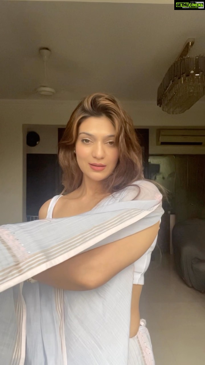Aditi Gautam Instagram - A much needed transition getting back to the trends!! . . . . . . . . . #saree #transition #reels #transition