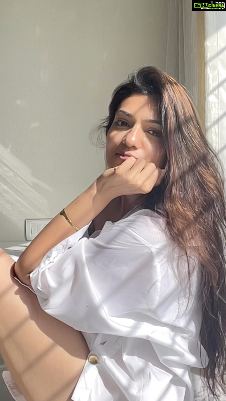 Aditi Gautam Instagram - Jaise Shayar ka khwab 🌺 . . . . . . . . #slomo #reels #reelitfeelit #trending #sunsetphotography #sunkissed #sunlight #explore #fashion