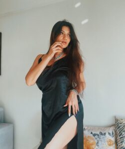 Aditi Gautam Instagram - Happy 2023! 
.
.
.
.
.
.
.
.
.

#happynewyear #newyear #motivation #getinspired #beautyshoot #blackdress #makeupinspo #explore #trending #2023 #lbd #ootd