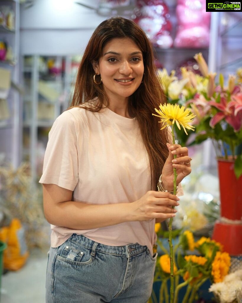 Aditi Gautam Instagram - Smile and see the world changing! . . Let’s name HER! . . . . . #picoftheday #flower #smile #actor #photooftheday #exploremore #trending #fyp #viralpost #portraitphotography #bollywood