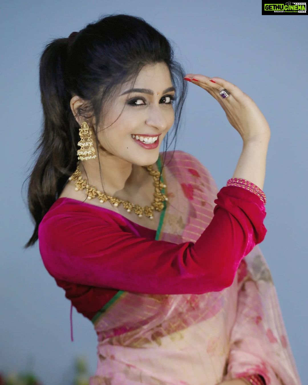 Aditi Prabhudeva Instagram - ನಮಸ್ಕಾರಗಳು ❤ . . . . . 👗@being_a_designer_ 📷@cinivenky @rainbow_photography_official 📿 @beaded_treasures_jewelry 💄@lokesh2662 @vasanthageetha259