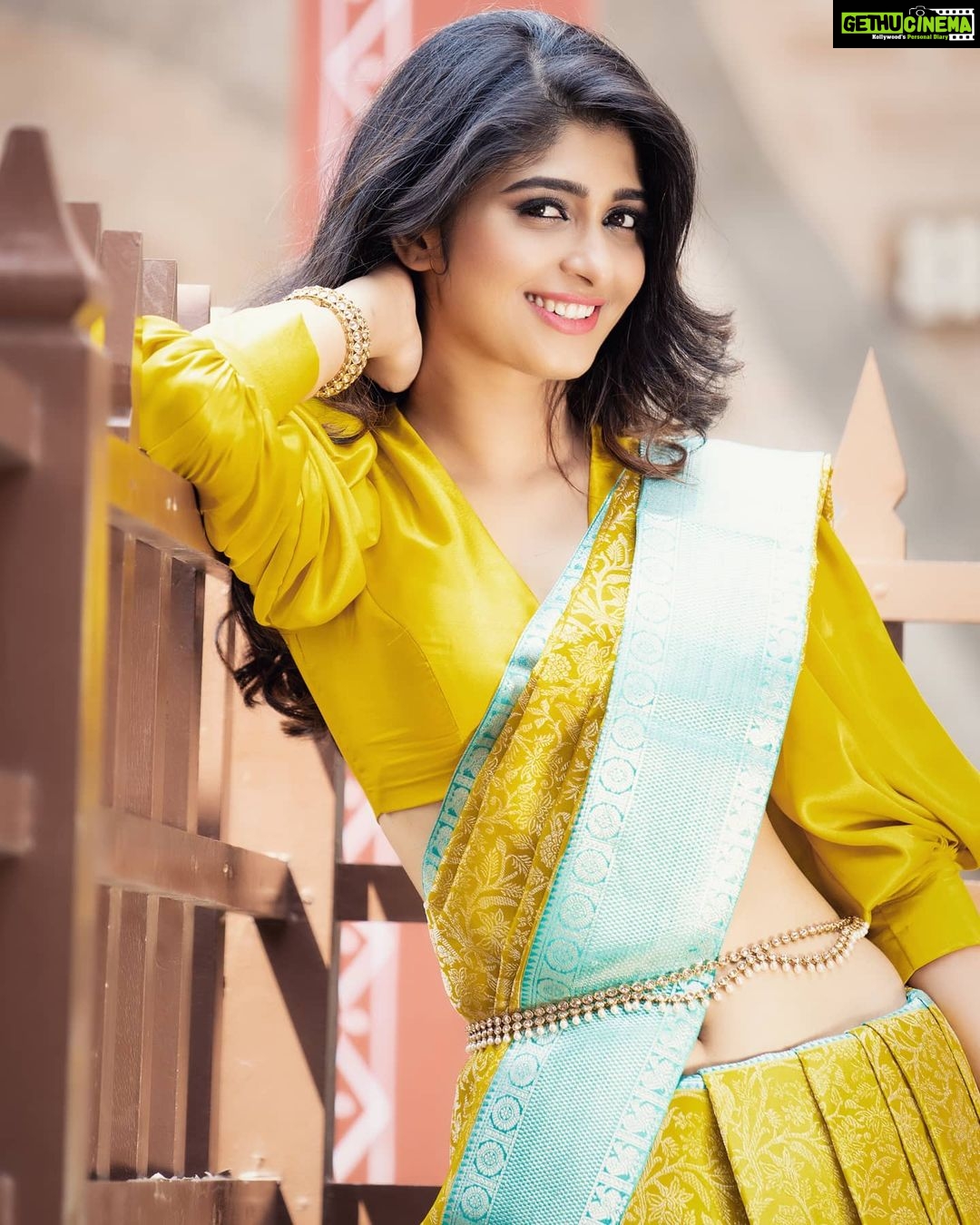 Aditi Prabhudeva Instagram - 🌻 . . . . . . @rainbow_photography_official @roopsangam_silks @nineonine_designstudio