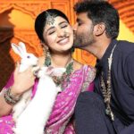 Aditi Prabhudeva Instagram - ಎಲ್ಲರಿಗೂ ವಿಜಯದಶಮಿ ಹಬ್ಬದ ಶುಭಾಶಯಗಳು⚘️ನಗು, ಪ್ರೀತಿ ,ನೆಮ್ಮದಿ ನಿಮ್ಮ ಬದುಕಲ್ಲಿ ತುಂಬಿರಲಿ.ಎಲ್ಲರಿಗೂ ಒಳ್ಳೆಯದಾಗಲಿ🌷 MUA - @artistryby_priyankaharish ❤️🌷 Jewels - @aabushanjewellery1941 🎥📸 - @in__photofactory & @angel_media_house Outfit : @anthariya_