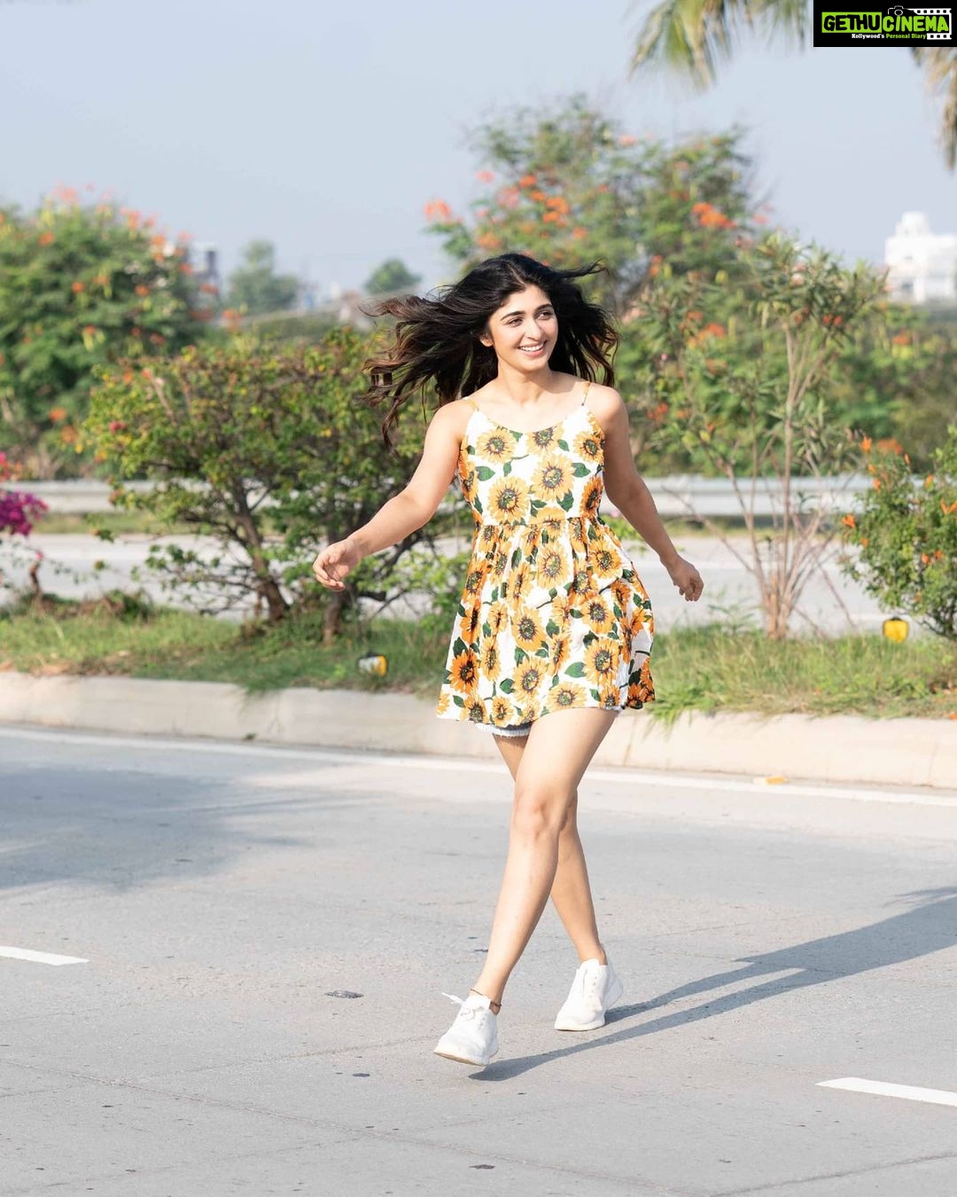 Aditi Prabhudeva Instagram - ❤ . . . . #candid #loveyourself @rainbow_photography_official tq 😊