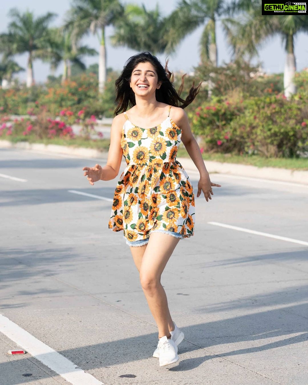 Aditi Prabhudeva Instagram - ❤ . . . . #candid #loveyourself @rainbow_photography_official tq 😊