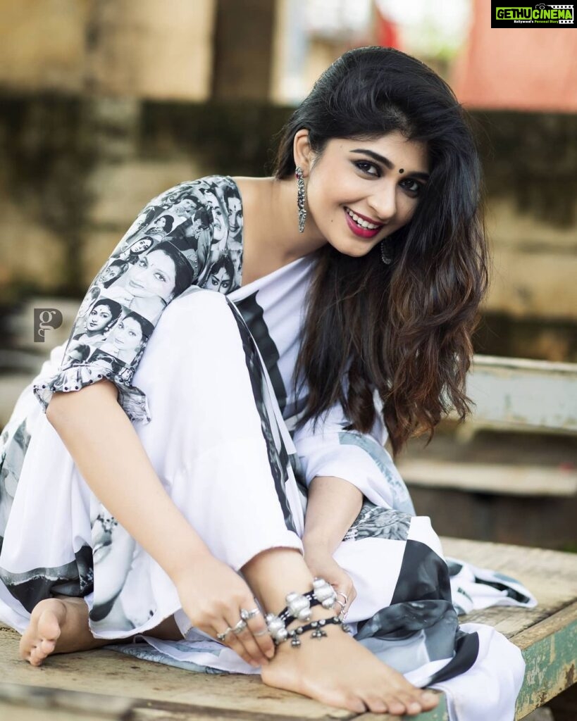Aditi Prabhudeva Instagram - A saree is not just a garment. Its a power, an identity, a language . #sareelove #oldisgold #actress PC : @ipuneethgowda_official 😍 Wardrobe & accessories: @laxmikrishnaofficial 😍