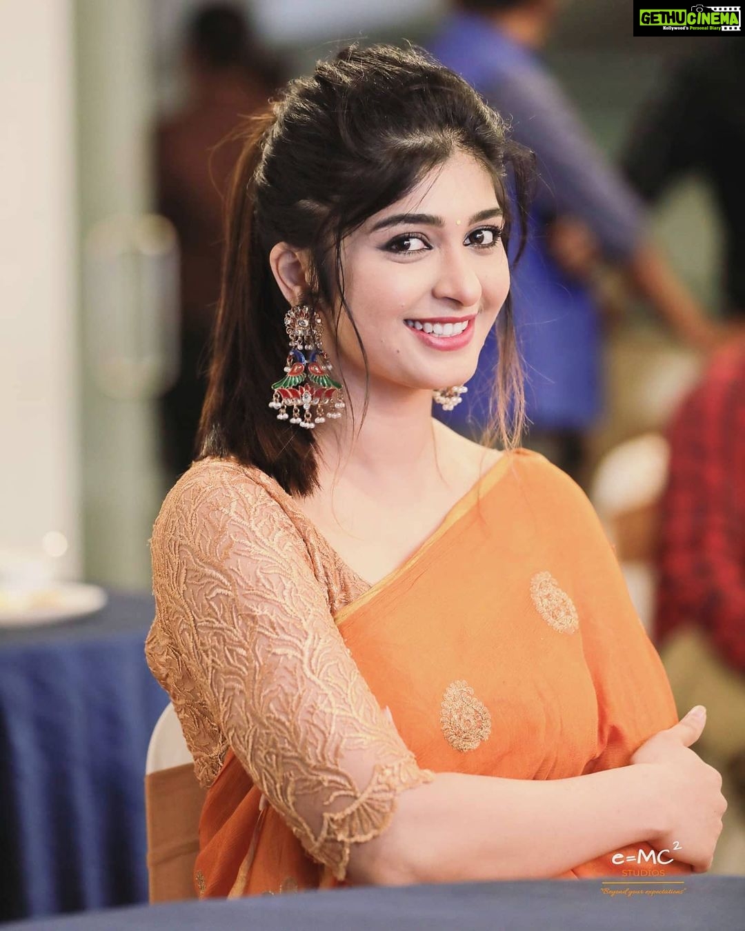 Aditi Prabhudeva Instagram - If u see someone without a smile, Give them yours π . . .#smileπ #stayhappy #stayhealthy #saree #love PC: @emcsquarestudios πtqπ