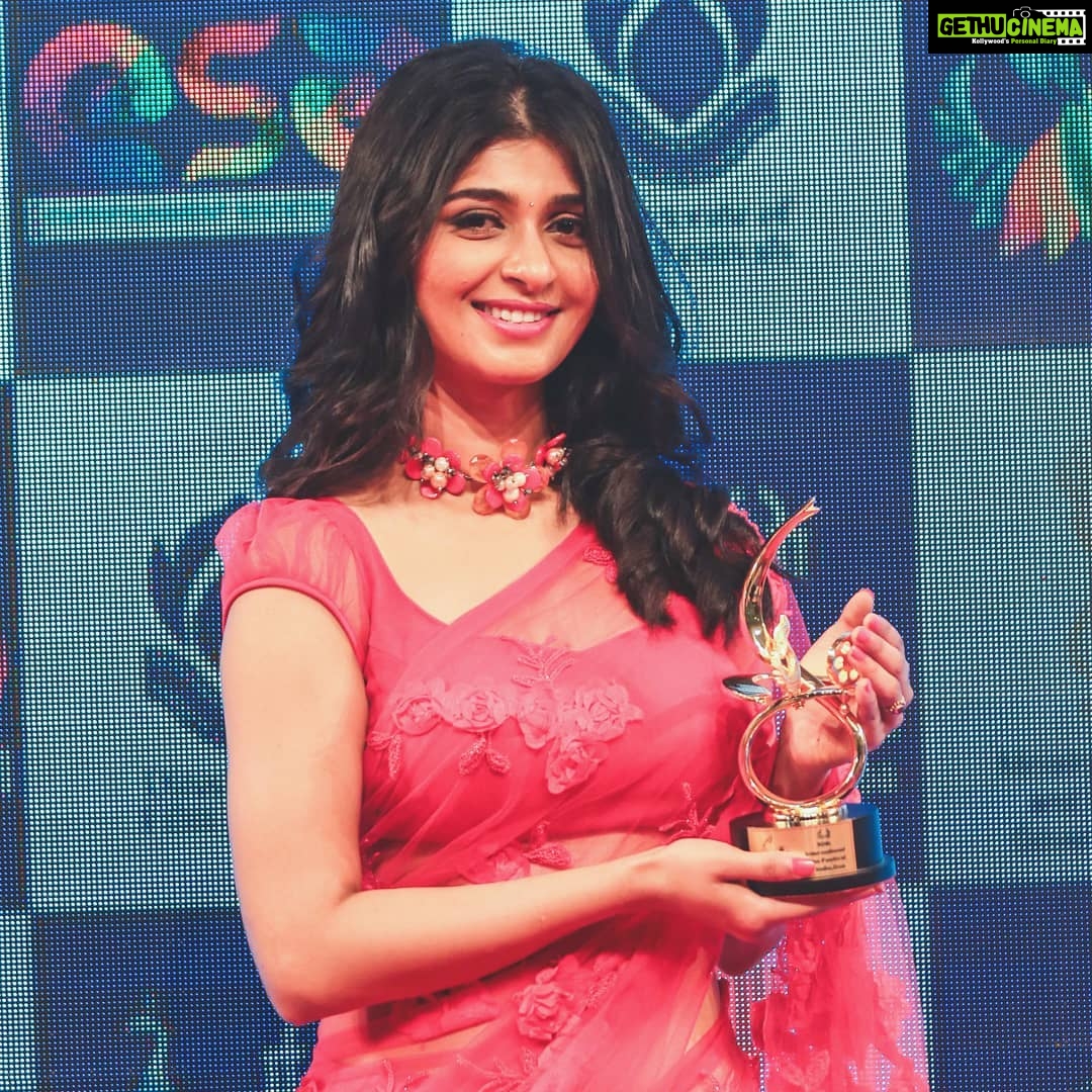 Aditi Prabhudeva Instagram - ರಂಗನಾಯಕಿ IFFI2019 ರಲ್ಲಿ ಪ್ರದರ್ಶನಗೊಂಡ ಏಕೈಕ ಕನ್ನಡ ಚಿತ್ರ. ನಾನು ಹೆಮ್ಮೆಯ ಕನ್ನಡತಿ ಎಂದು ಬೀಗುವುದಕ್ಕೆ ಇಷ್ಟು ಸಾಕಲ್ಲವೇ . Happy & proud to receive the Red Carpet honour at IFFI 2019 for the cast & crew of RANGANAYAKI..! Thanks for all the love and support ♥️