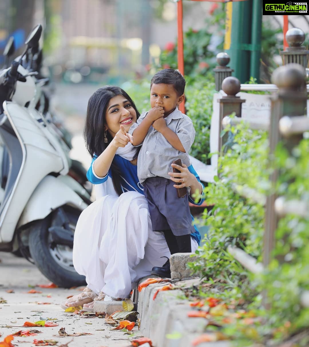 Aditi Prabhudeva Instagram - ಬ್ರಹ್ಮಚಾರಿ ಸೆಟ್ನಲ್ಲಿ ಸಿಕ್ಕ ಛೋಟಾ ಭೀಮ್🥰😜 #loveatfirstsight #kid #attheshoot #brahmachari #aditiprabhudeva