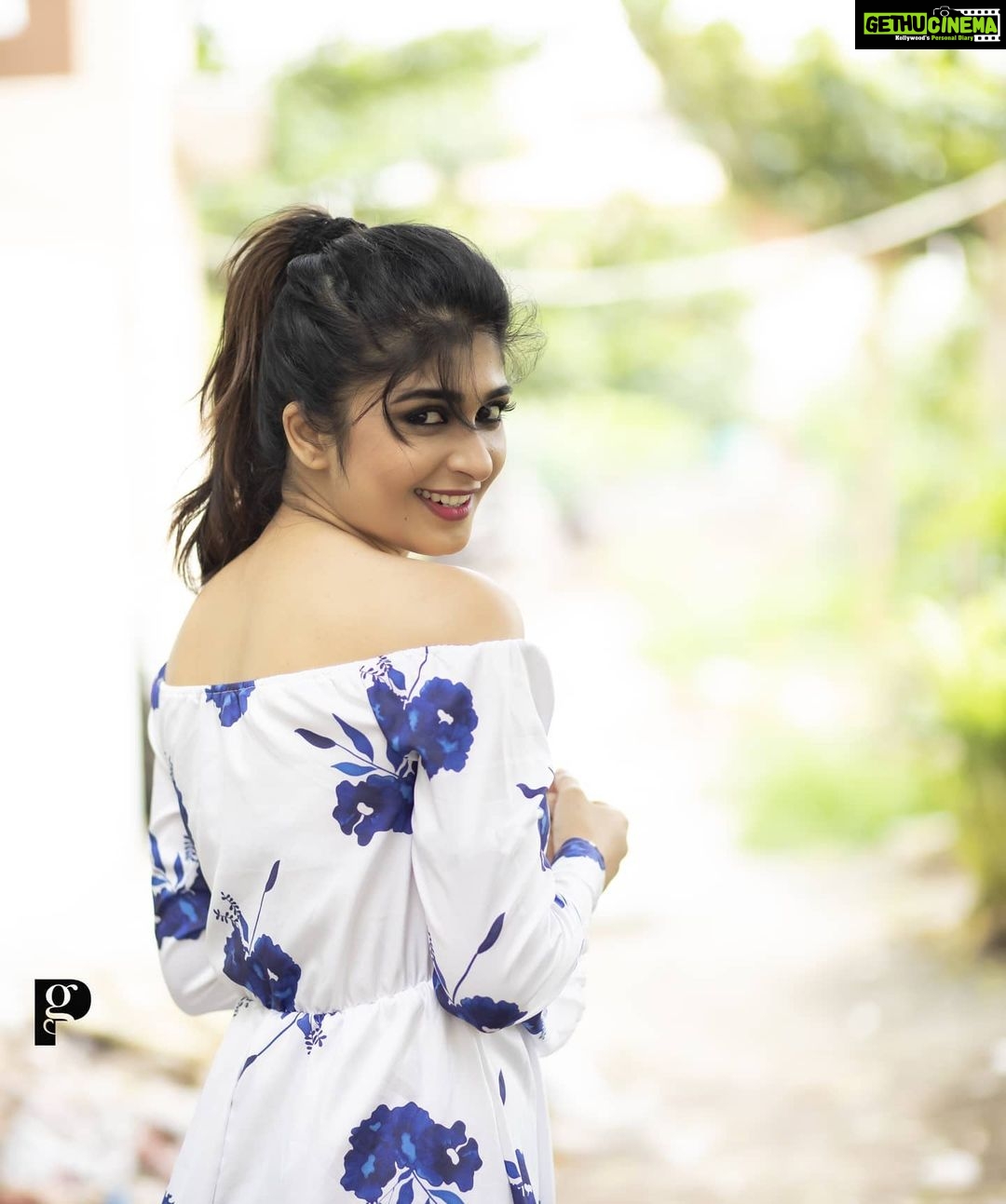 Aditi Prabhudeva Instagram - Swipe 👉 Last few pictures in this look 🙈🙈😍😘 #favoritepic #goodday❤ #candid