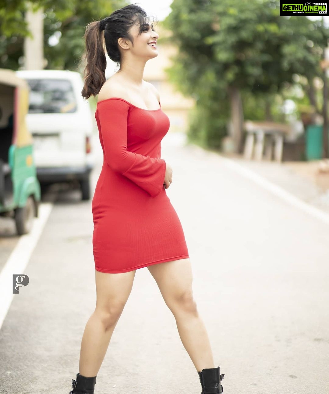 Aditi Prabhudeva Instagram - Swipe 👉 Last few pictures in this look 🙈🙈😍😘 #favoritepic #goodday❤ #candid