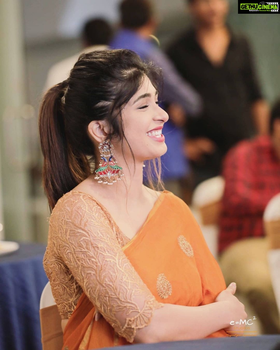 Aditi Prabhudeva Instagram - If u see someone without a smile, Give them yours π . . .#smileπ #stayhappy #stayhealthy #saree #love PC: @emcsquarestudios πtqπ