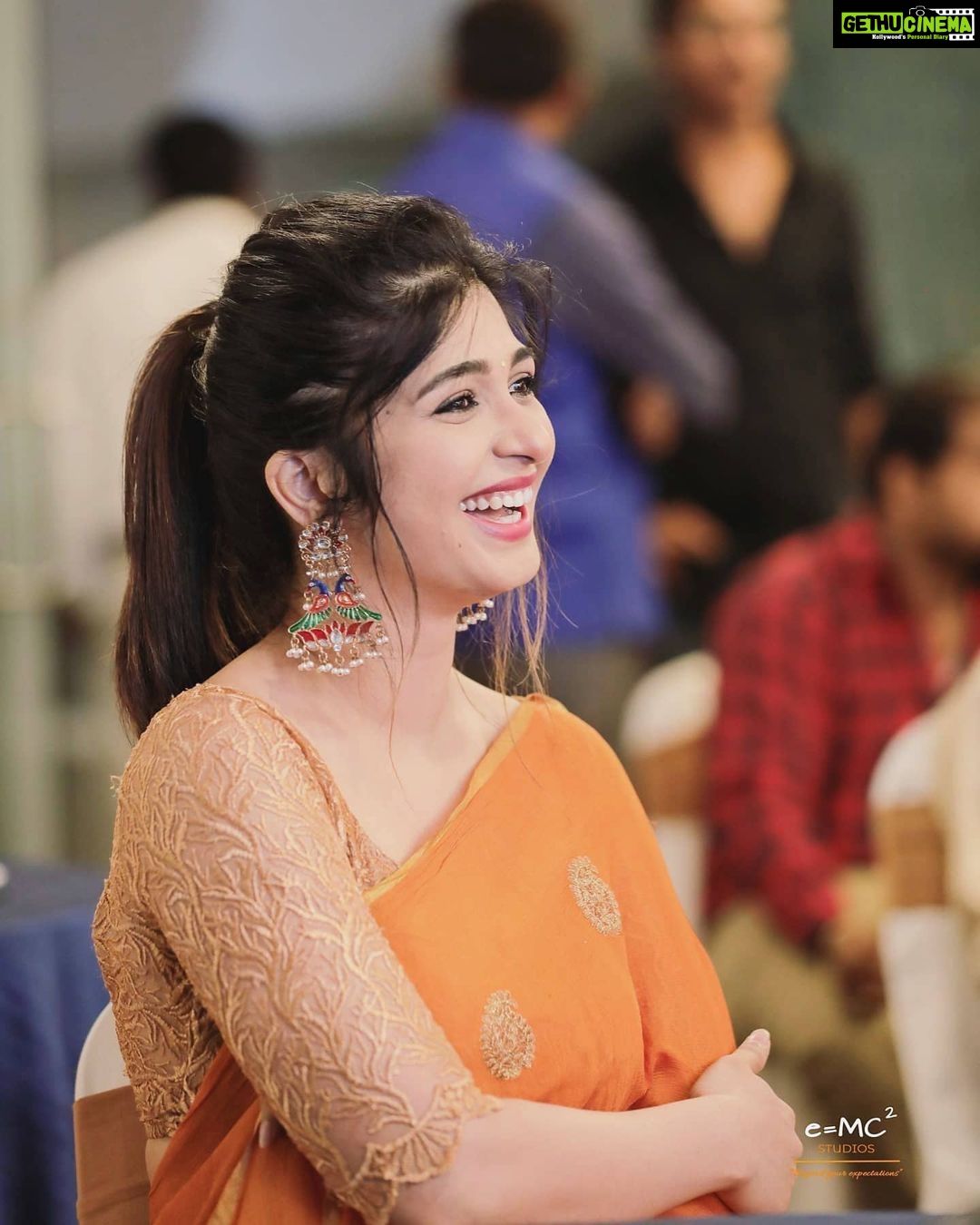 Aditi Prabhudeva Instagram - If u see someone without a smile, Give them yours π . . .#smileπ #stayhappy #stayhealthy #saree #love PC: @emcsquarestudios πtqπ