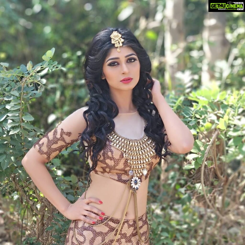 Aditi Prabhudeva Instagram - 🐍 #snakelove#animallover#happyshoot#newthingscoming#newyear#longtimepicture#happytime#shoottime#snakegirl#colors#colorssuper#aditiprabhudev#nagakannike#actress