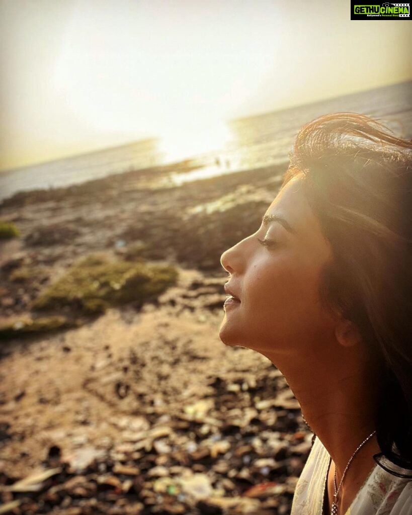 Aditi Sharma Instagram - Sunshine is my quest ☀️ Sun n me 🌻 #livethelittlethings 🦋