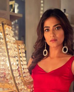 Aditi Sharma Instagram - ‘Strong enough to Hold on and Strong enough to Let go ‘🌼
Give me Reddd 💃🦋
Have a hapyyyy day 🌈🌻
#wednesdaywisdom 😇 #strongwomen 💓