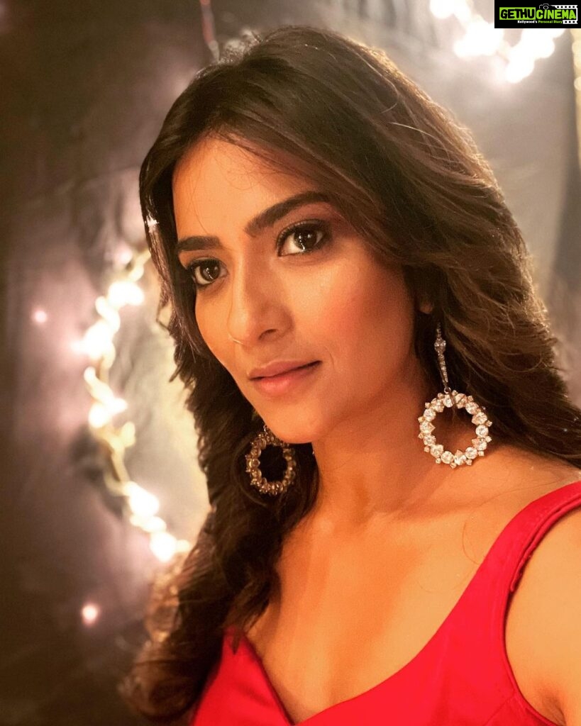 Aditi Sharma Instagram - ‘Strong enough to Hold on and Strong enough to Let go ‘🌼 Give me Reddd 💃🦋 Have a hapyyyy day 🌈🌻 #wednesdaywisdom 😇 #strongwomen 💓