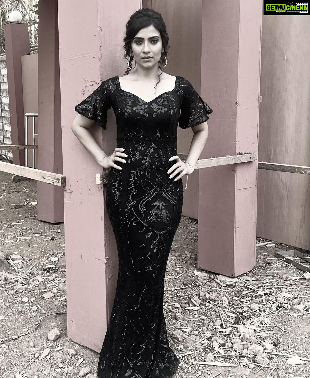 Aditi Sharma Instagram - 🖤happyy Sunday 🌈 It takes nothing to join the crowd but it takes everything to stand alone 🦋🌹 #countyourblessings 😇