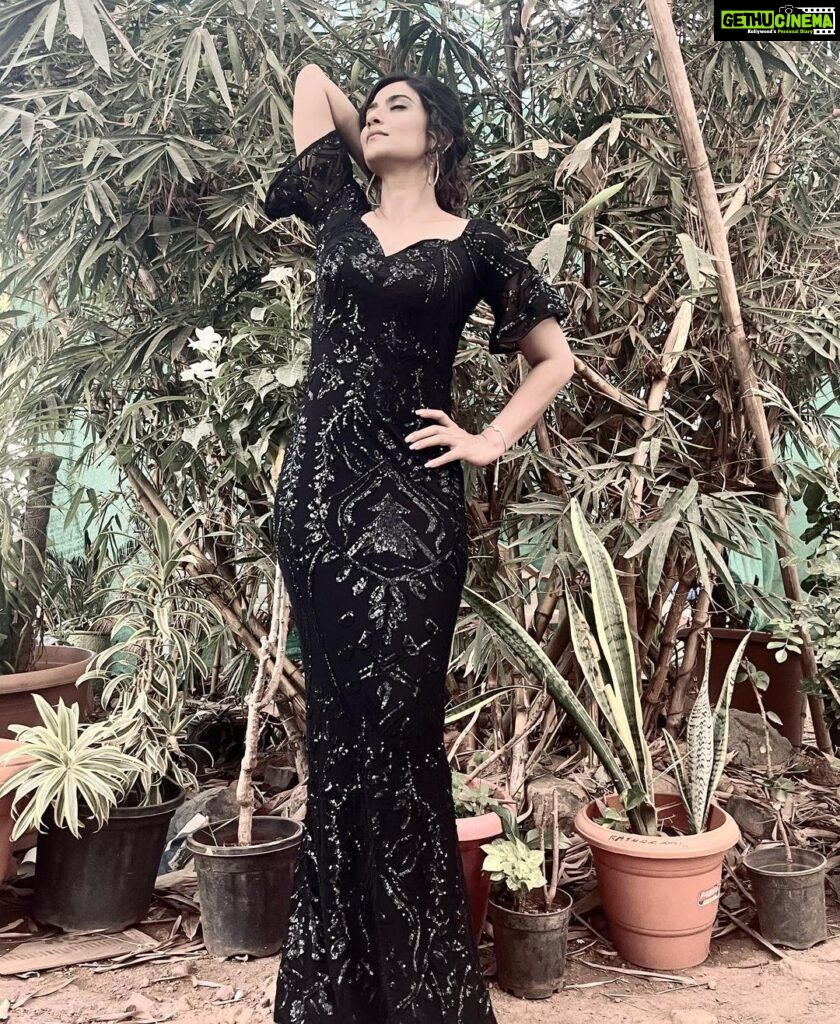 Aditi Sharma Instagram - 🖤happyy Sunday 🌈 It takes nothing to join the crowd but it takes everything to stand alone 🦋🌹 #countyourblessings 😇