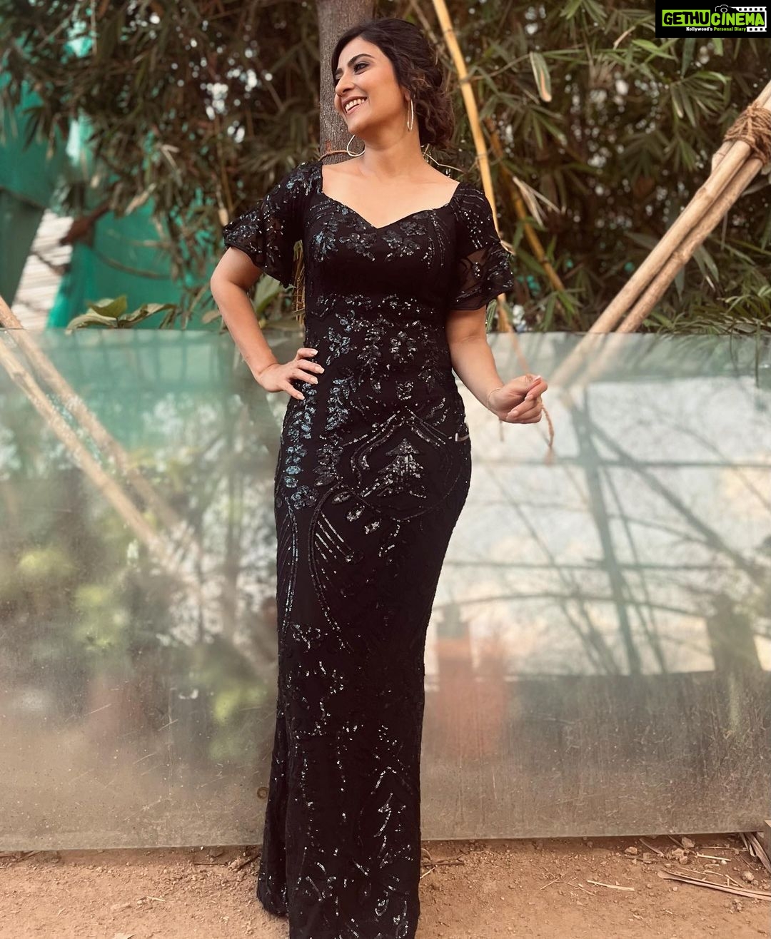 Aditi Sharma Instagram - 🖤happyy Sunday 🌈 It takes nothing to join the crowd but it takes everything to stand alone 🦋🌹 #countyourblessings 😇