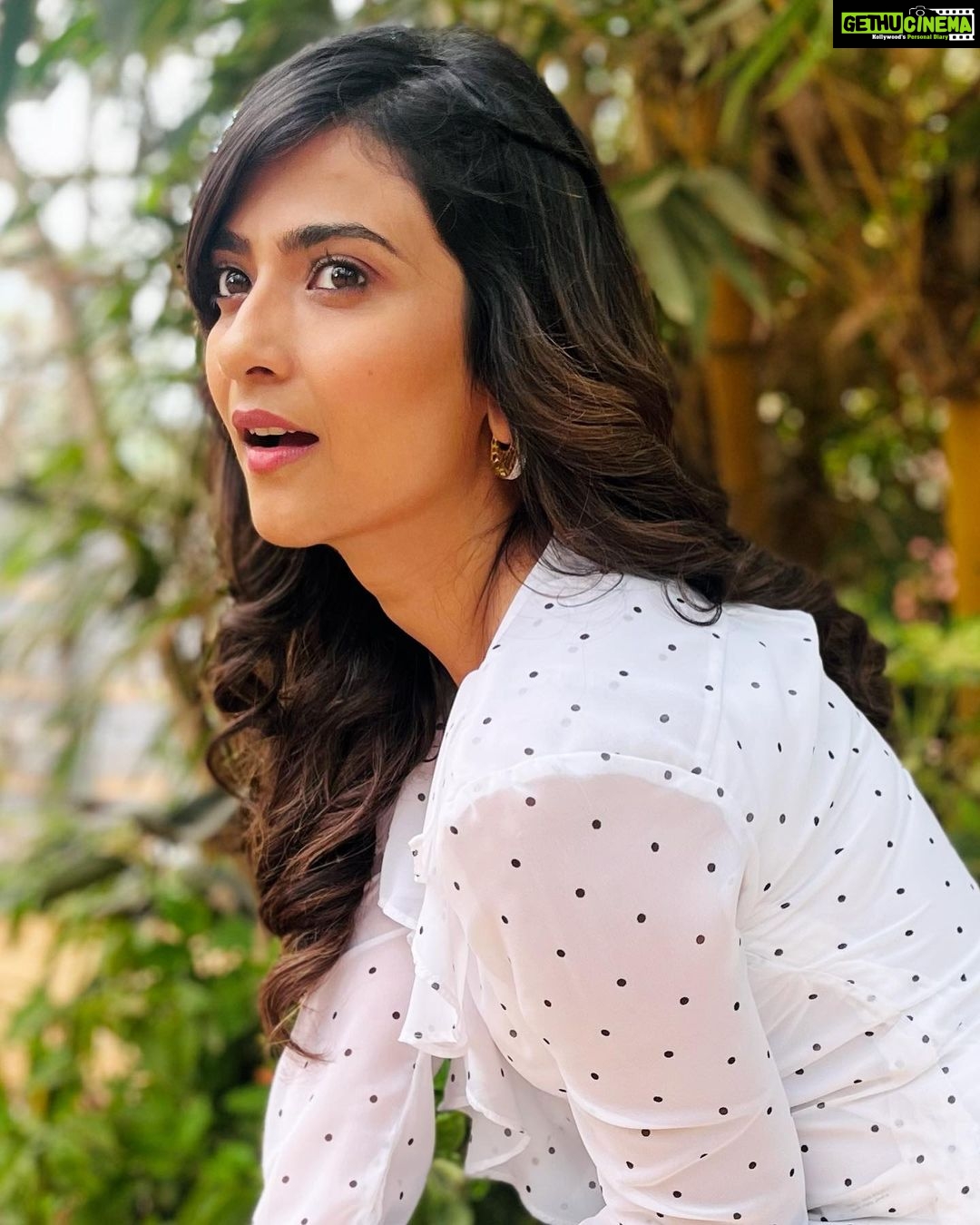 Aditi Sharma Instagram - Simplicity is the ultimate sophistication 🌈🤍 #lifeisbeautiful 😇🧿 #staystrong 🌹#thursdayvibes