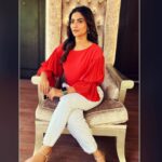 Aditi Sharma Instagram - You don’t need to be someone’s princess , YOU are already a QUEEN 👸🦋 Queen finds her throne 🌈😉 #livelifequeensize 🌹 #wednesdaywisdom Makeup @nitinparte2565
