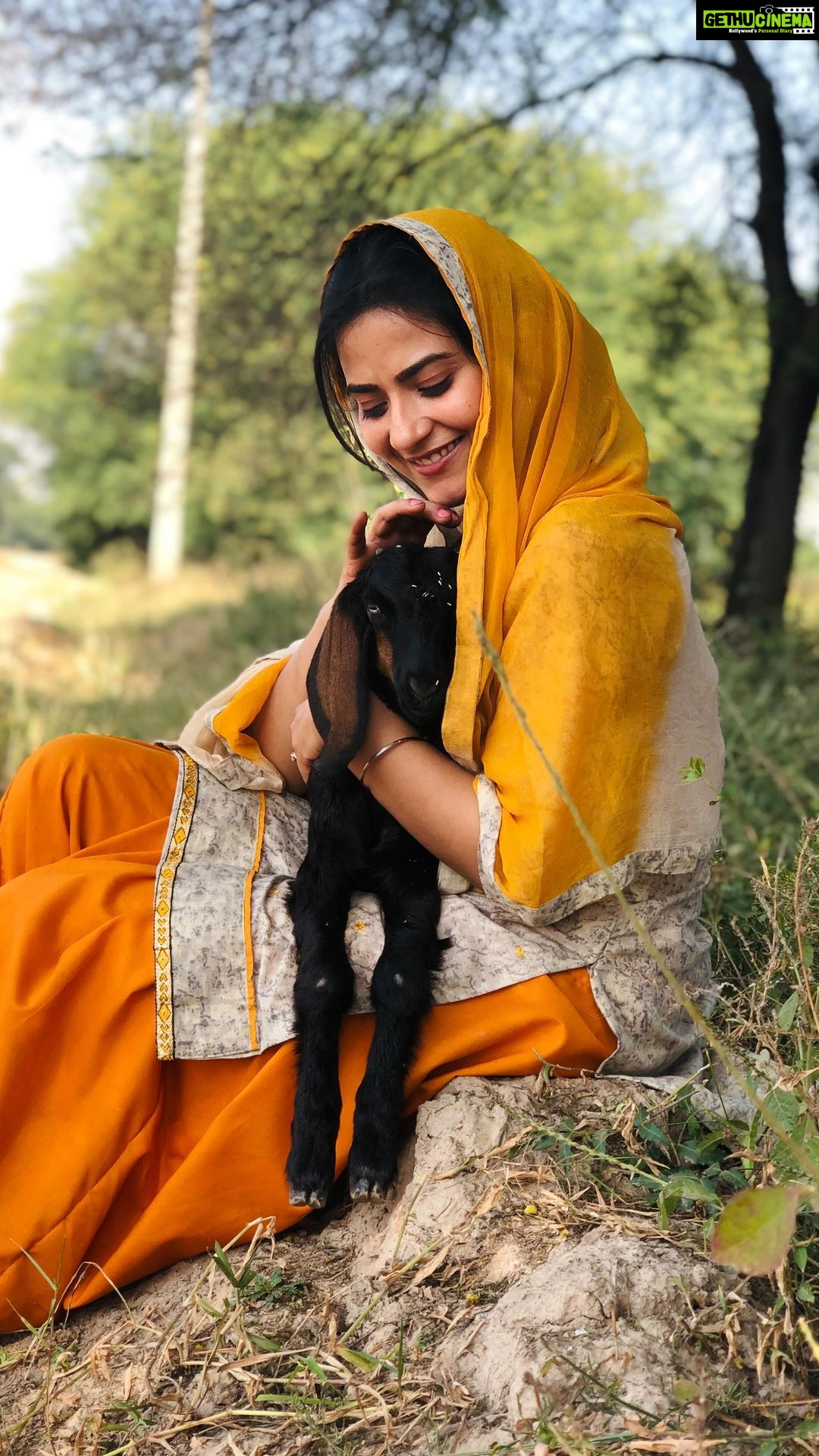 Aditi Sharma Instagram - 🐐 n me 💛 Make the most of each day , live it to the fullest 🌸 #animallovers #naturelover #lifeisbeautiful 💓