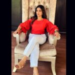 Aditi Sharma Instagram - You don’t need to be someone’s princess , YOU are already a QUEEN 👸🦋 Queen finds her throne 🌈😉 #livelifequeensize 🌹 #wednesdaywisdom Makeup @nitinparte2565