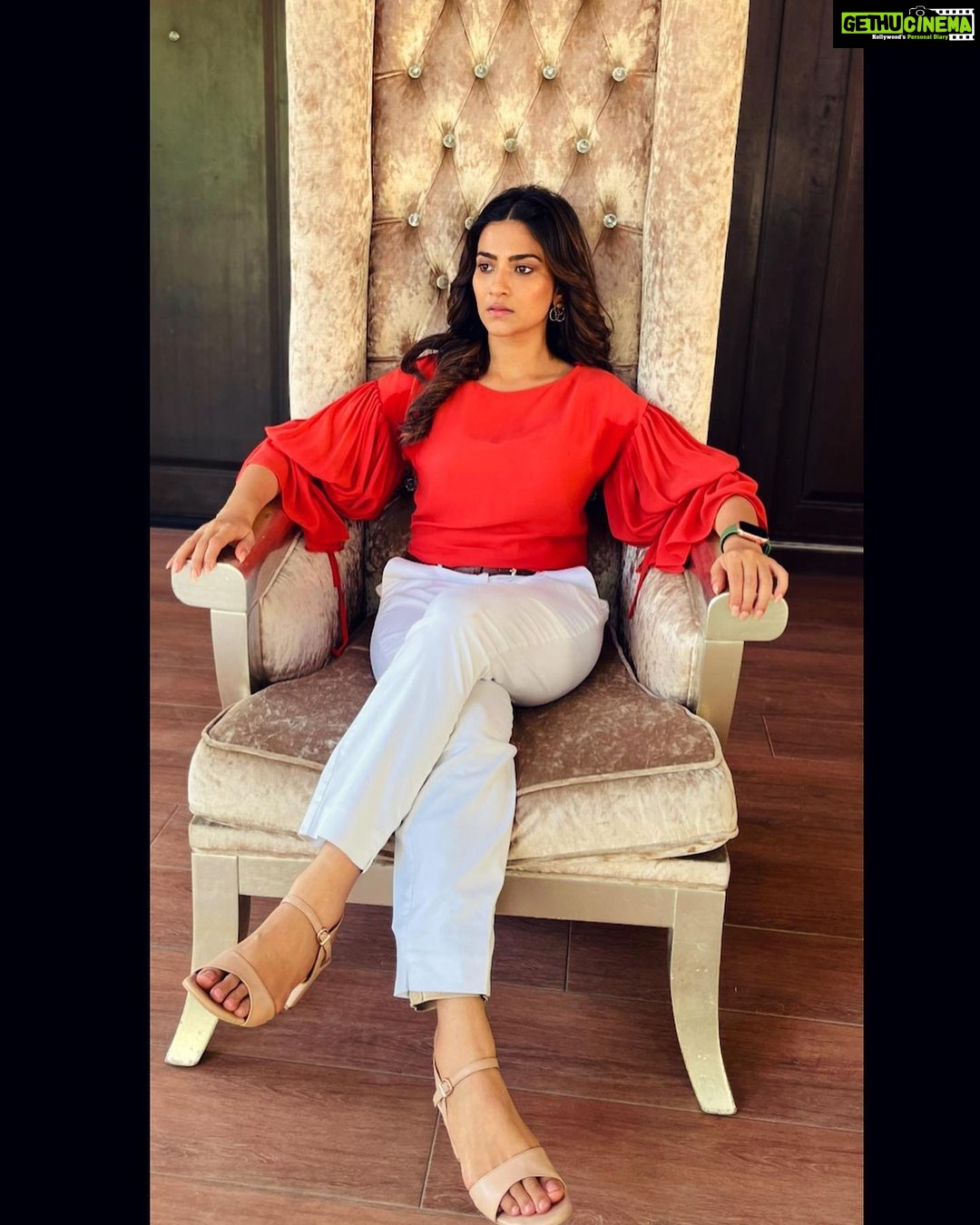 Aditi Sharma Instagram - You don’t need to be someone’s princess , YOU are already a QUEEN 👸🦋 Queen finds her throne 🌈😉 #livelifequeensize 🌹 #wednesdaywisdom Makeup @nitinparte2565