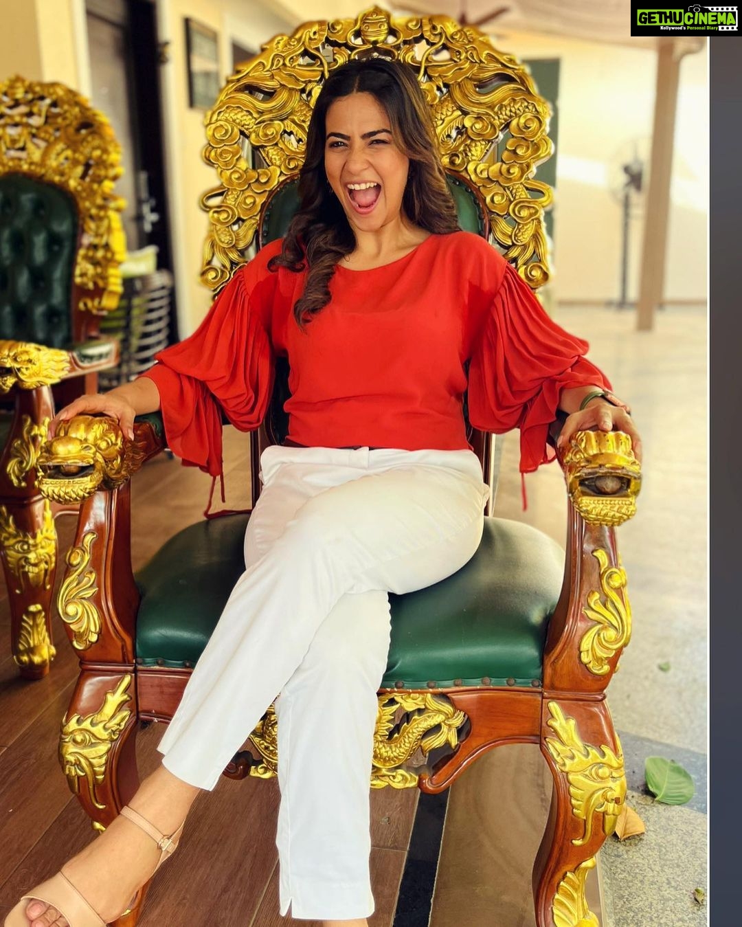 Aditi Sharma Instagram - You don’t need to be someone’s princess , YOU are already a QUEEN 👸🦋 Queen finds her throne 🌈😉 #livelifequeensize 🌹 #wednesdaywisdom Makeup @nitinparte2565