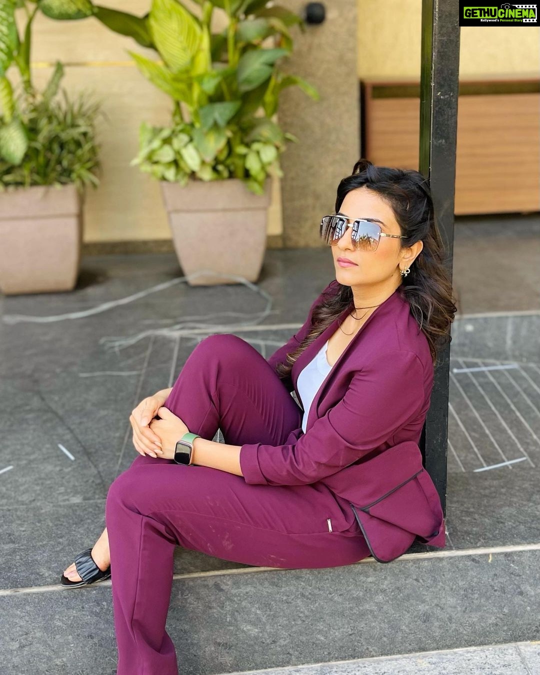 Aditi Sharma Instagram - Happyyy Monday 🌻💜 Always find a reason to laugh , it may not add years to your life but will surely add Life to your years 😉🤩 #goodvibes #countyourblessings 💫😇