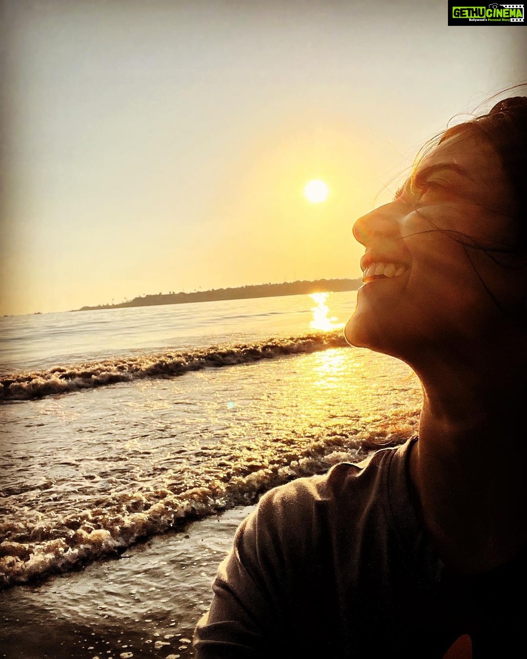 Aditi Sharma Instagram - 🌞 ✨ selfie ❤️ #fridaymood #gratefulheart 🎊