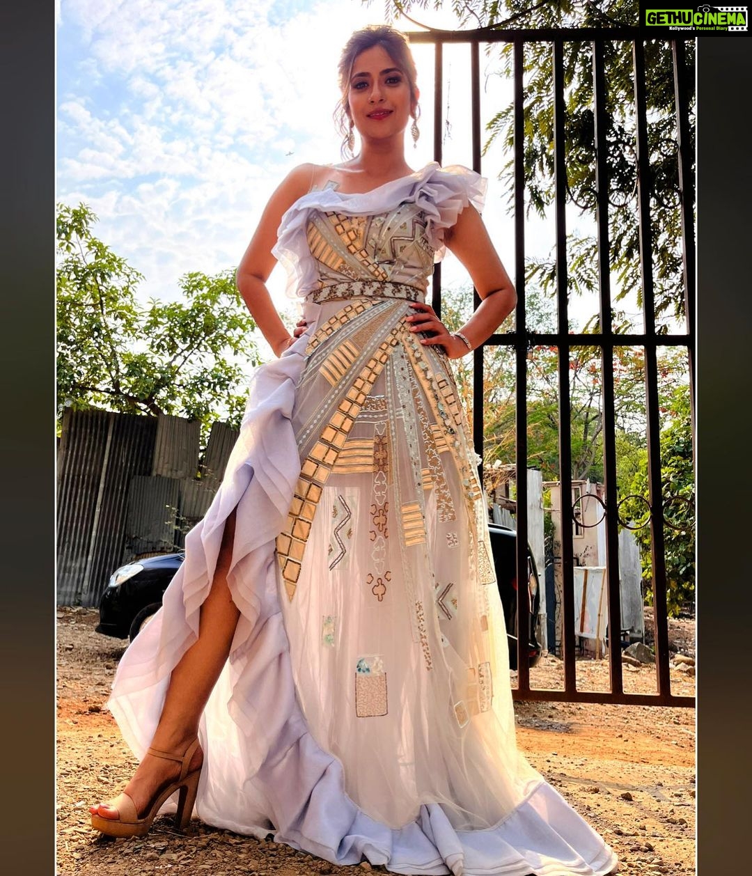 Aditi Sharma Instagram - Smile🌈 Sparkle 💫 Shine✨ 💃🌸 #loveyourself #gratitude Outfit: @geishadesigns Styling: @styling.your.soul Jewellery: @fashionjewellery_21 @brandempower.in #NationalQualityAwards #NQA2023 #brandempower