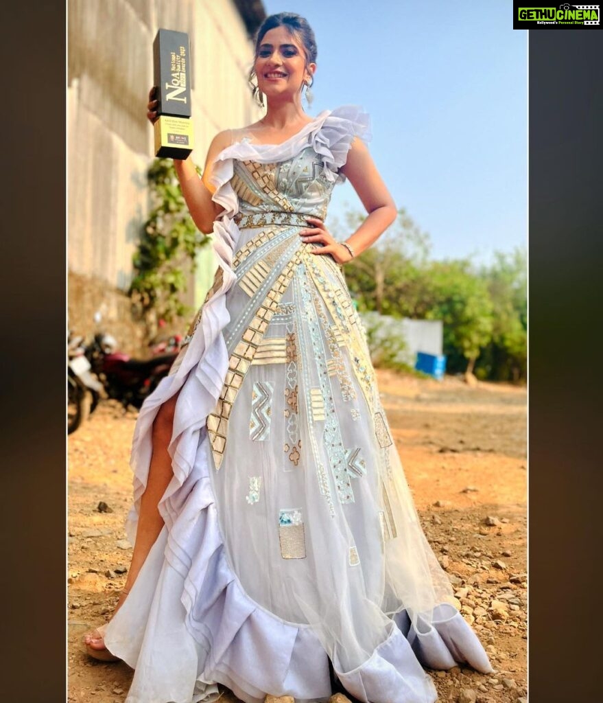Aditi Sharma Instagram - Smile🌈 Sparkle 💫 Shine✨ 💃🌸 #loveyourself #gratitude Outfit: @geishadesigns Styling: @styling.your.soul Jewellery: @fashionjewellery_21 @brandempower.in #NationalQualityAwards #NQA2023 #brandempower