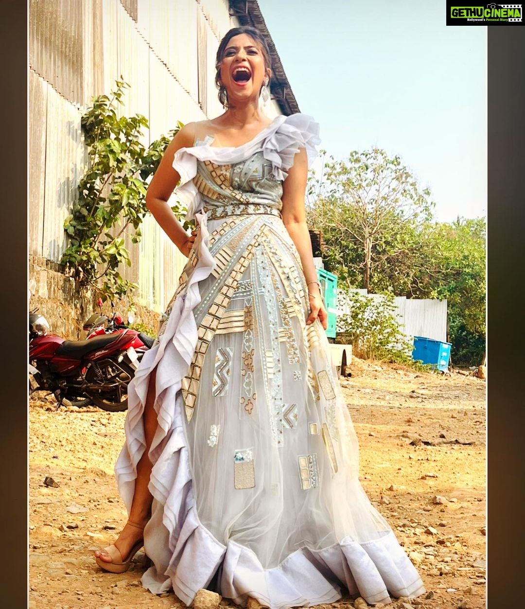 Aditi Sharma Instagram - Smile🌈 Sparkle 💫 Shine✨ 💃🌸 #loveyourself #gratitude Outfit: @geishadesigns Styling: @styling.your.soul Jewellery: @fashionjewellery_21 @brandempower.in #NationalQualityAwards #NQA2023 #brandempower