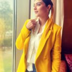 Aditi Sharma Instagram - 💛🌈 “थोड़ा सा रफू करके देखिए ना, फिर से नयी सी लगेगी🌻 ज़िन्दगी ही तो है…..” #gulzaarsaab 😇🌺