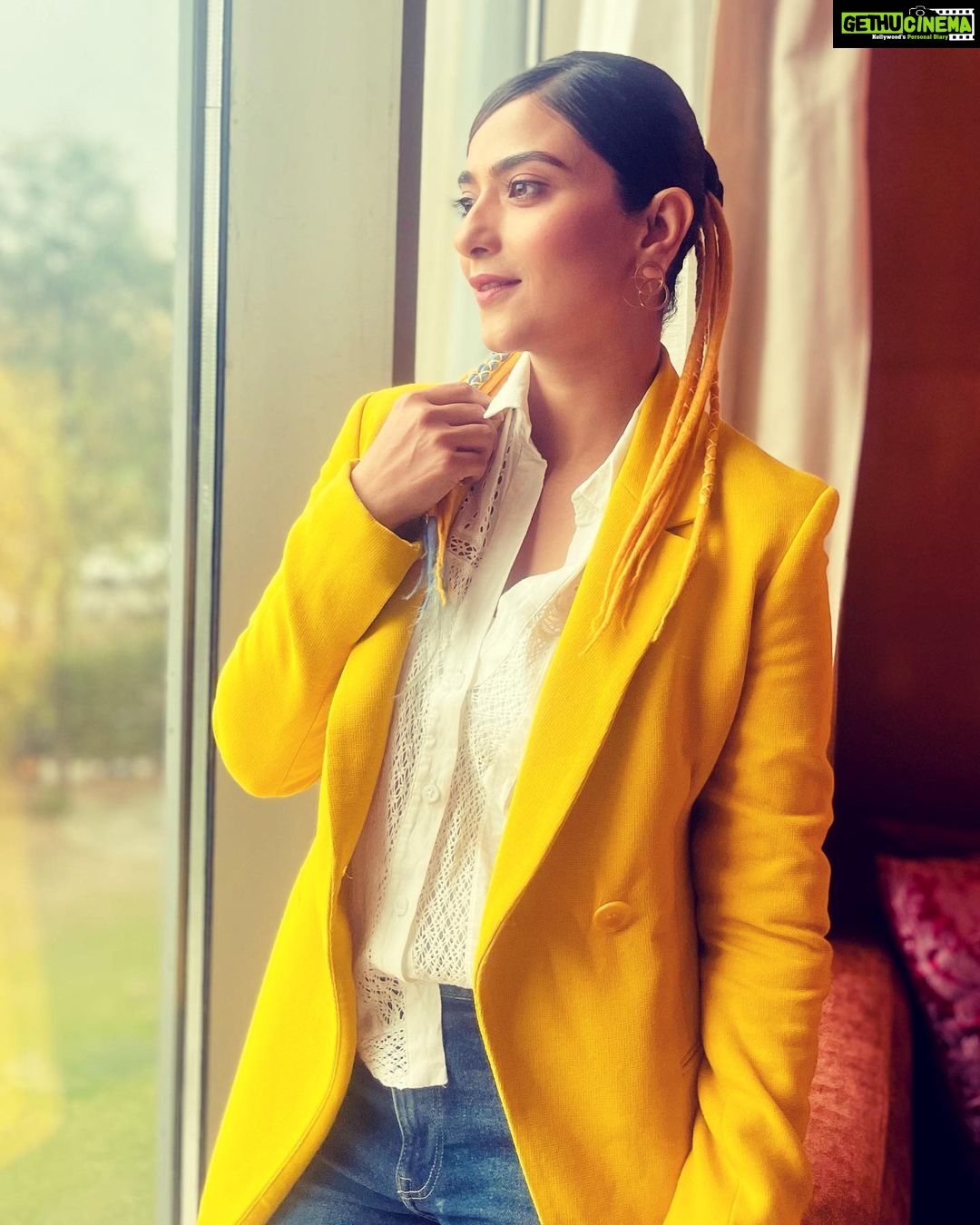 Aditi Sharma Instagram - 💛🌈 “थोड़ा सा रफू करके देखिए ना, फिर से नयी सी लगेगी🌻 ज़िन्दगी ही तो है…..” #gulzaarsaab 😇🌺