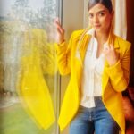 Aditi Sharma Instagram - 💛🌈 “थोड़ा सा रफू करके देखिए ना, फिर से नयी सी लगेगी🌻 ज़िन्दगी ही तो है…..” #gulzaarsaab 😇🌺