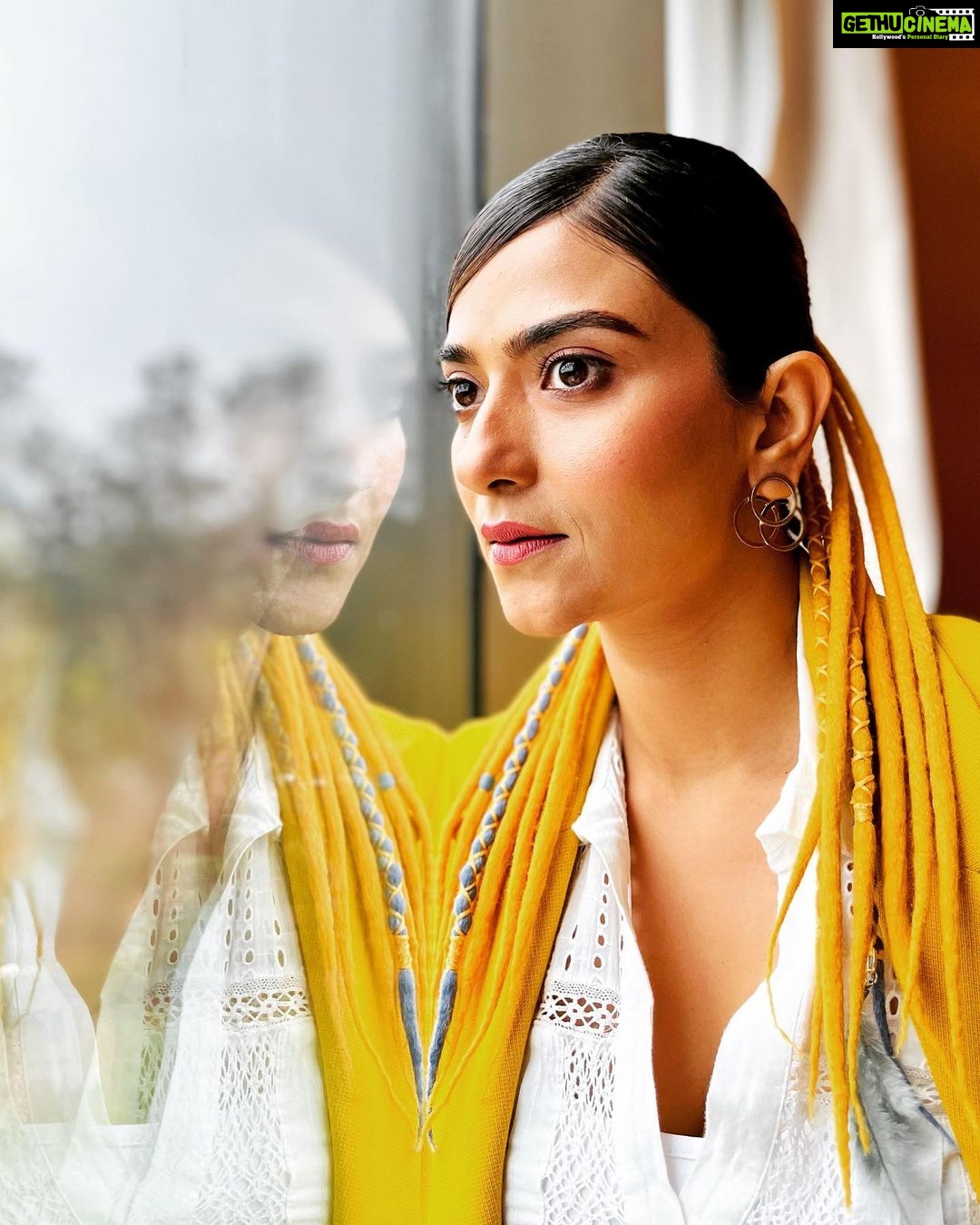 Aditi Sharma Instagram - 💛🌈 “थोड़ा सा रफू करके देखिए ना, फिर से नयी सी लगेगी🌻 ज़िन्दगी ही तो है…..” #gulzaarsaab 😇🌺